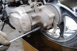 Tại sao hộp số xe máy kêu cạch cạch – cách khắc phục triệt để